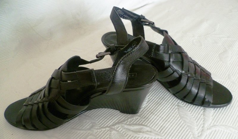 schwarze Sandalen mit Keilabsatz und Riemchen