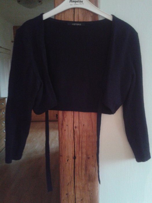 süßes kurzes Jäckchen schwarz dreiviertel Arm Strassverzierung