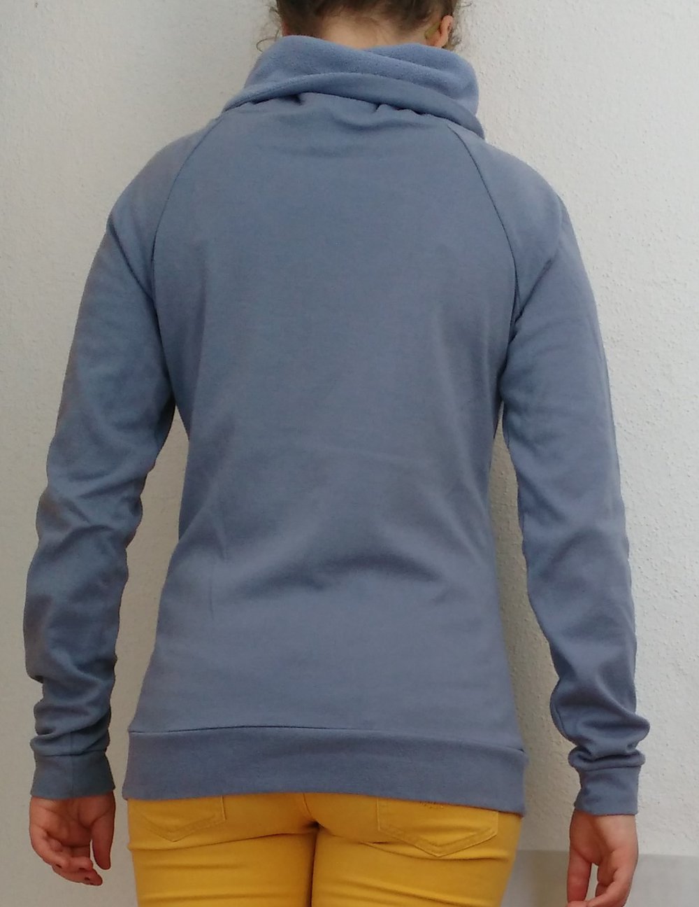 blaugrauer Pullover mit Kragen