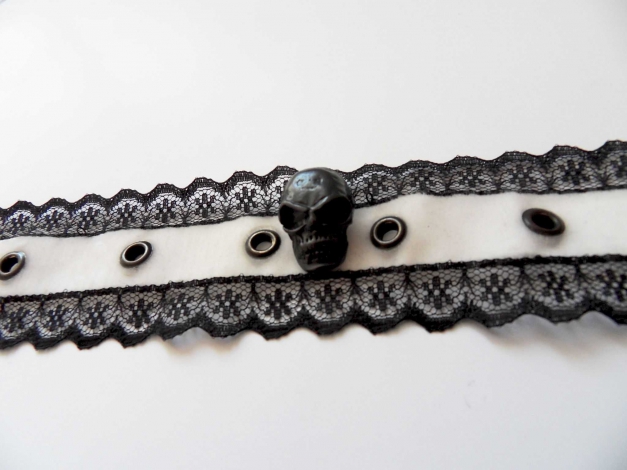 Schwarz weißes Lolitahalsband mit Spitze Samt Nieten und Totenkopf