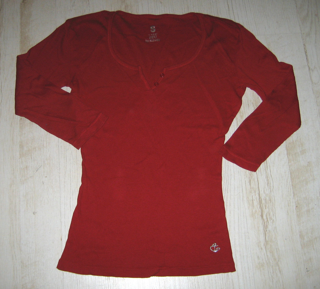 Rotes Shirt mit 3/3-Ärmeln