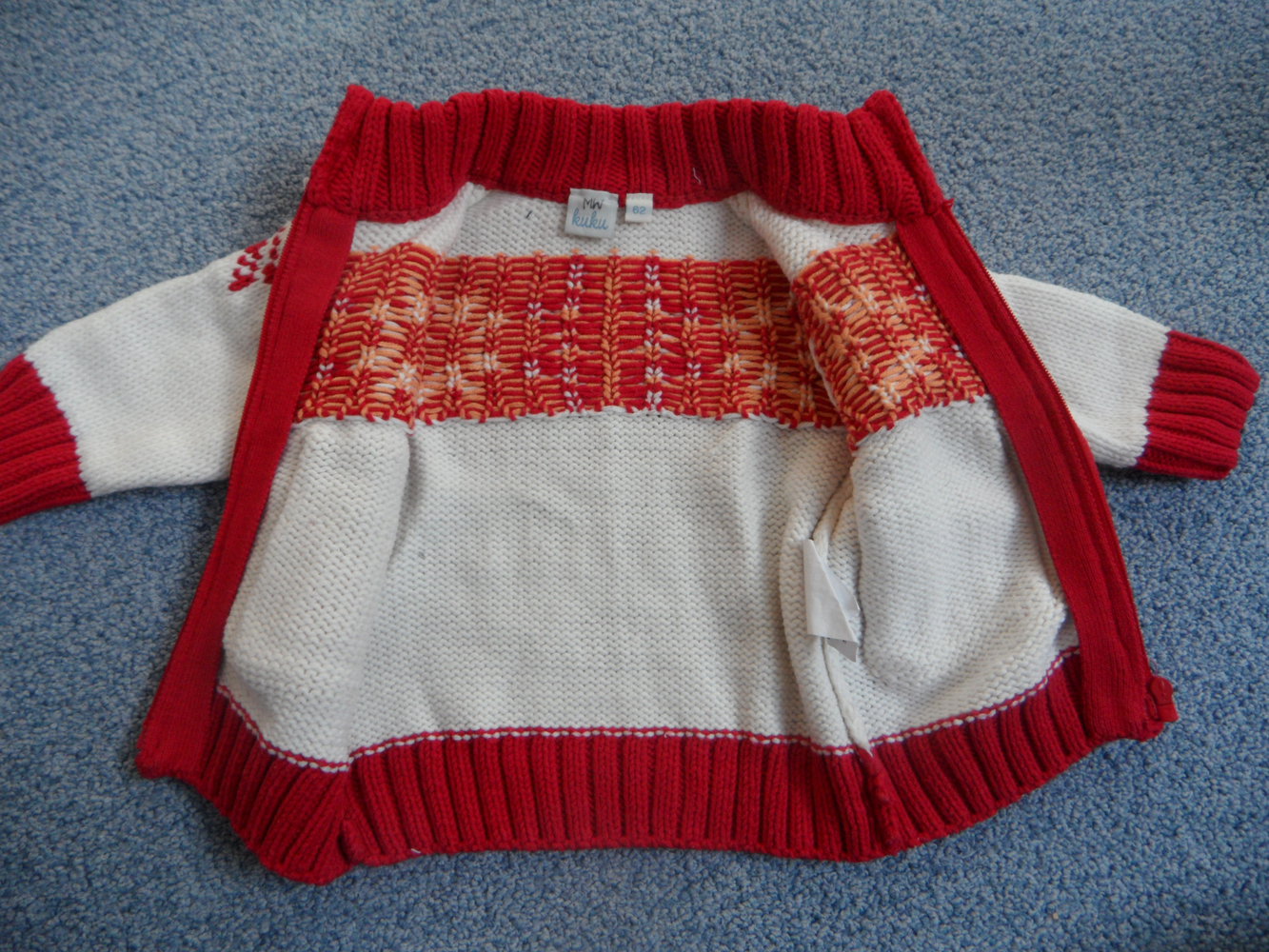 süße dicke Strickjacke