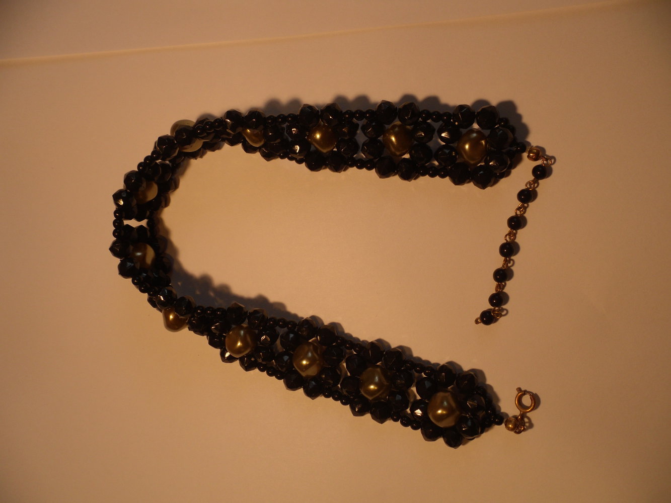 Schwarzes Halsband / Halskette mit grüngoldenen Perlen