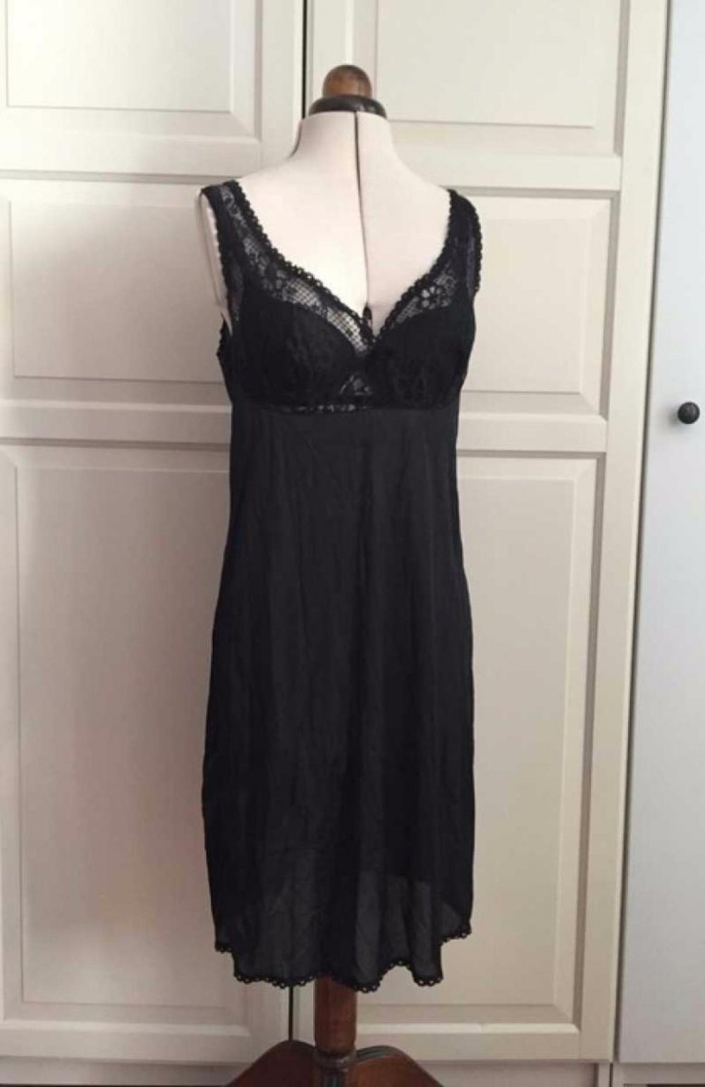 Unterkleid schwarz mit Spitze 70s