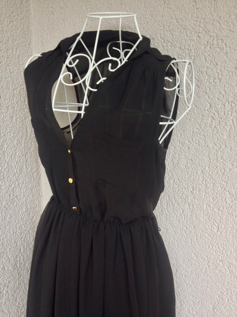 Schönes Kleid ohne Ärmel und mit transparenten Rücken von H&M