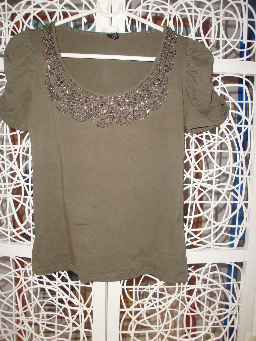 T-Shirt mit verziertem Ausschnitt