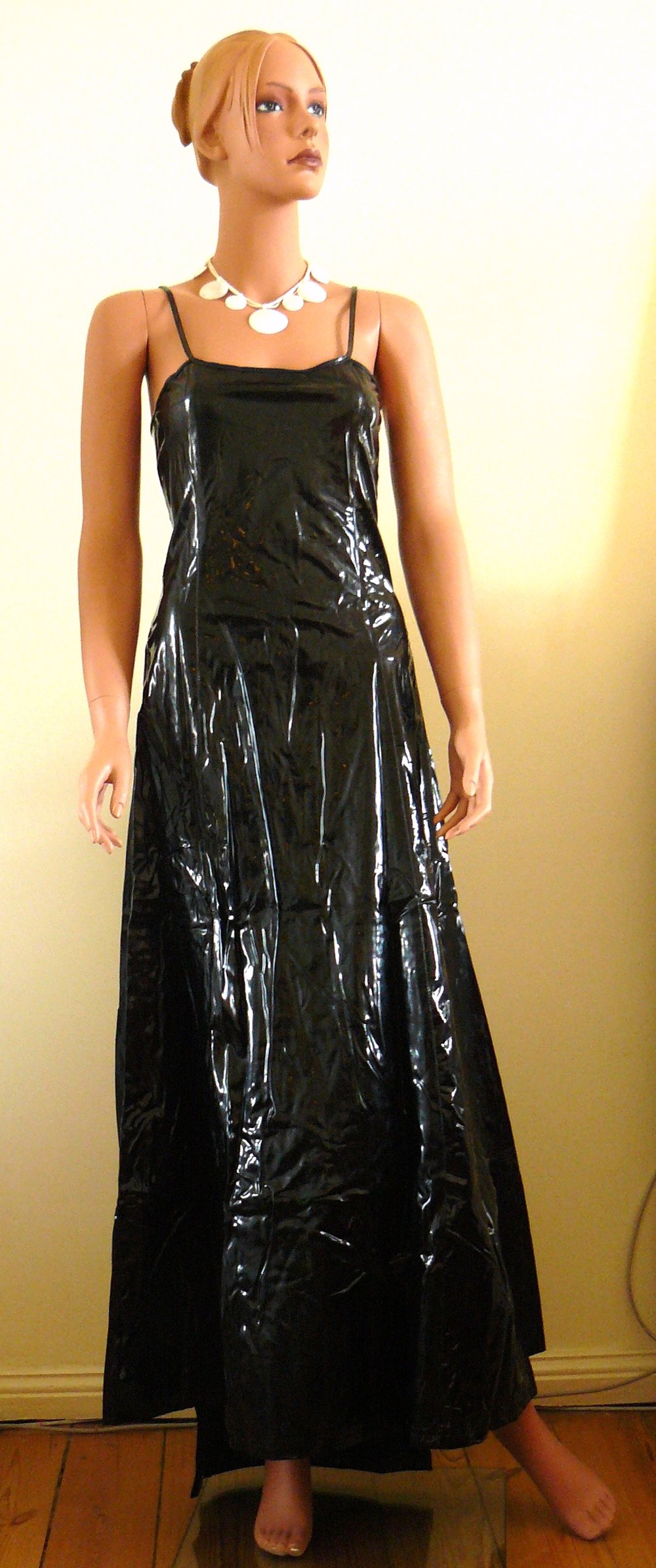 langes Lackkleid hinten mit Schnürung