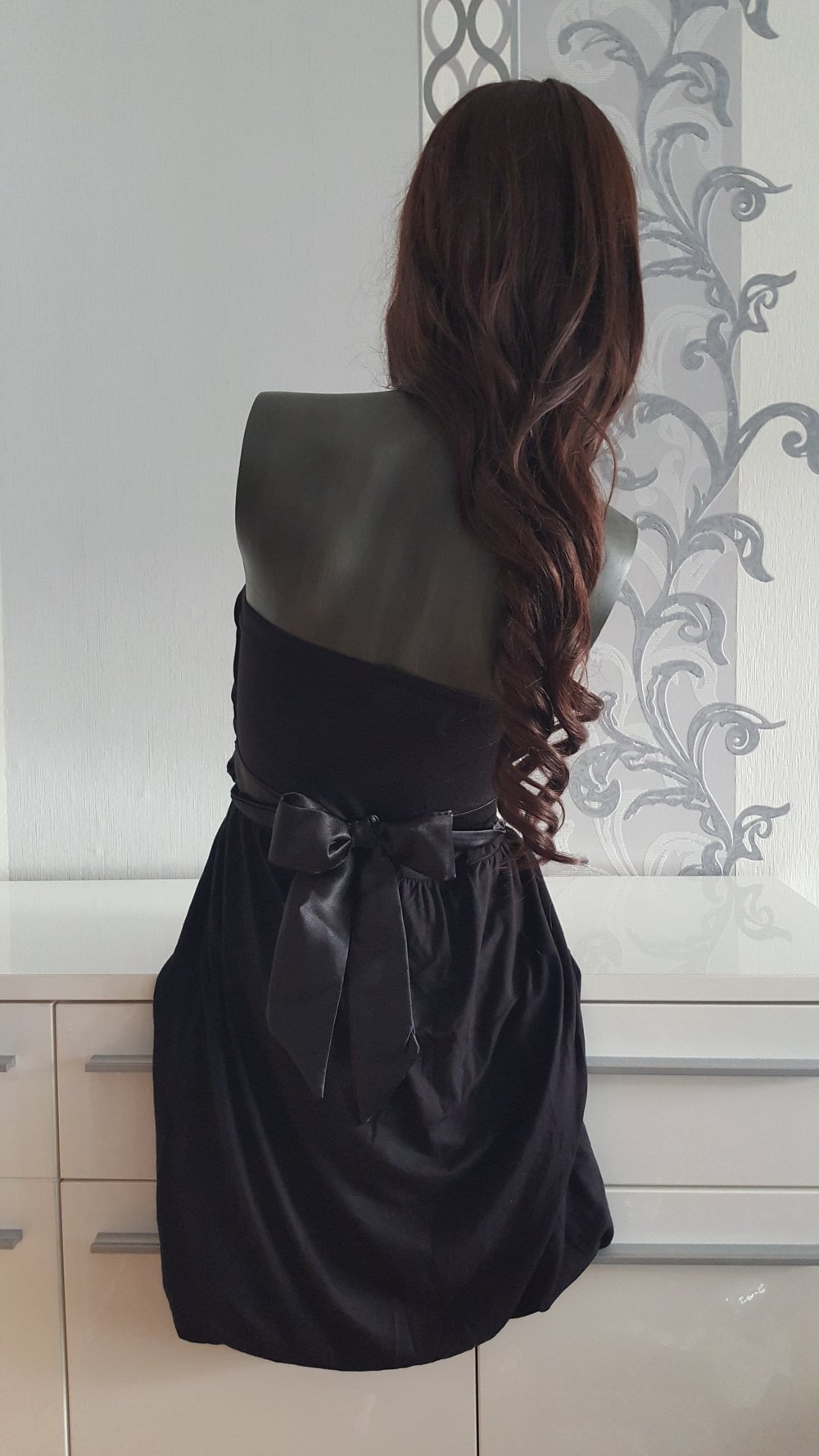 Kurzes Kleid mit Schleife in Schwarz L 40