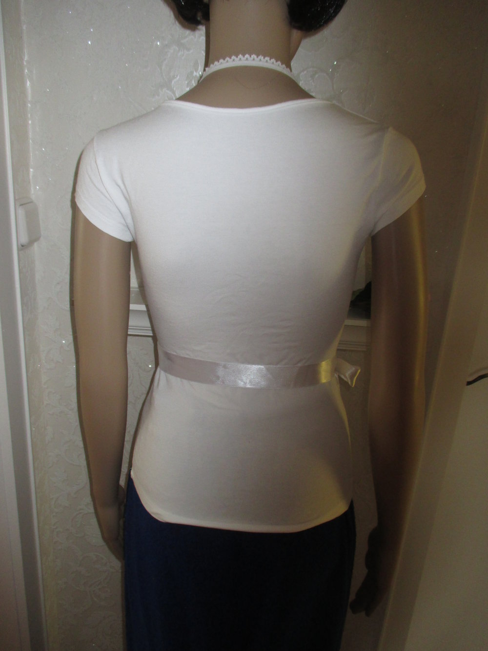 NEU Wickel- Optik Lace- Spitzen und Satin Schleife Neckholder Bodycon T- Shirt Gr. 34- 36/ XS- S weiß