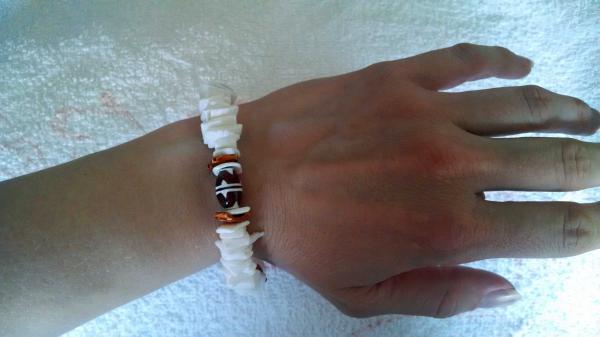 Weißes Armband mit brauner Perle