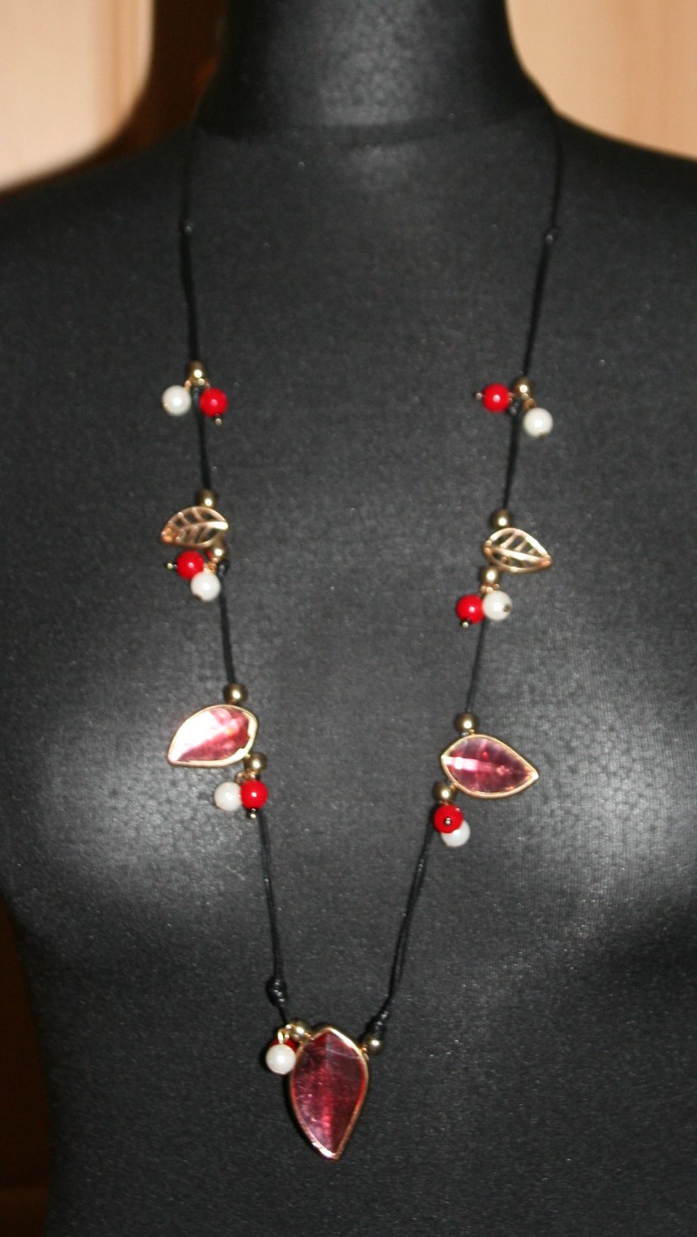 Lange Halskette Gold mit roten Steinen und Blättern