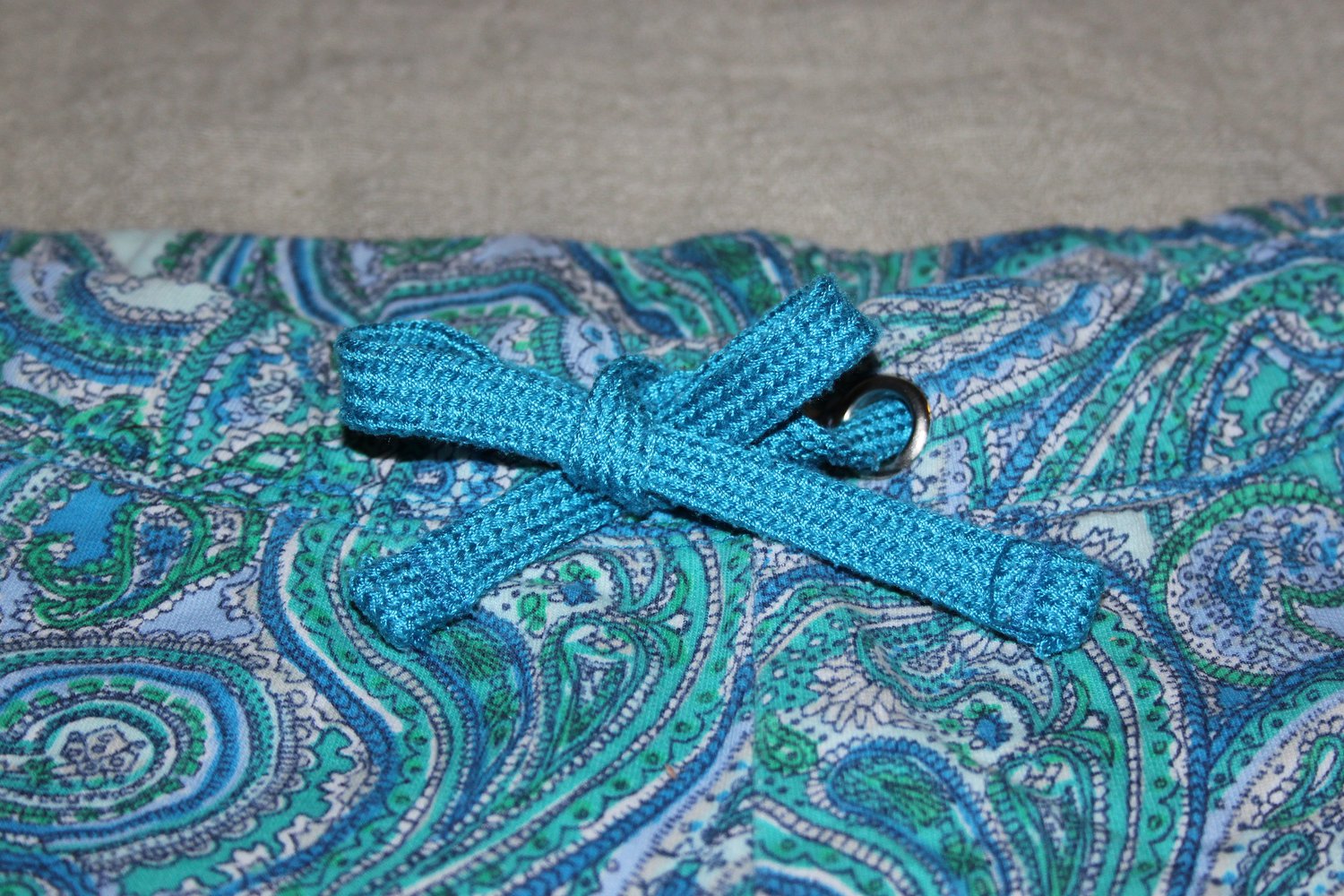 Sweat Shorts mit Paisley Muster