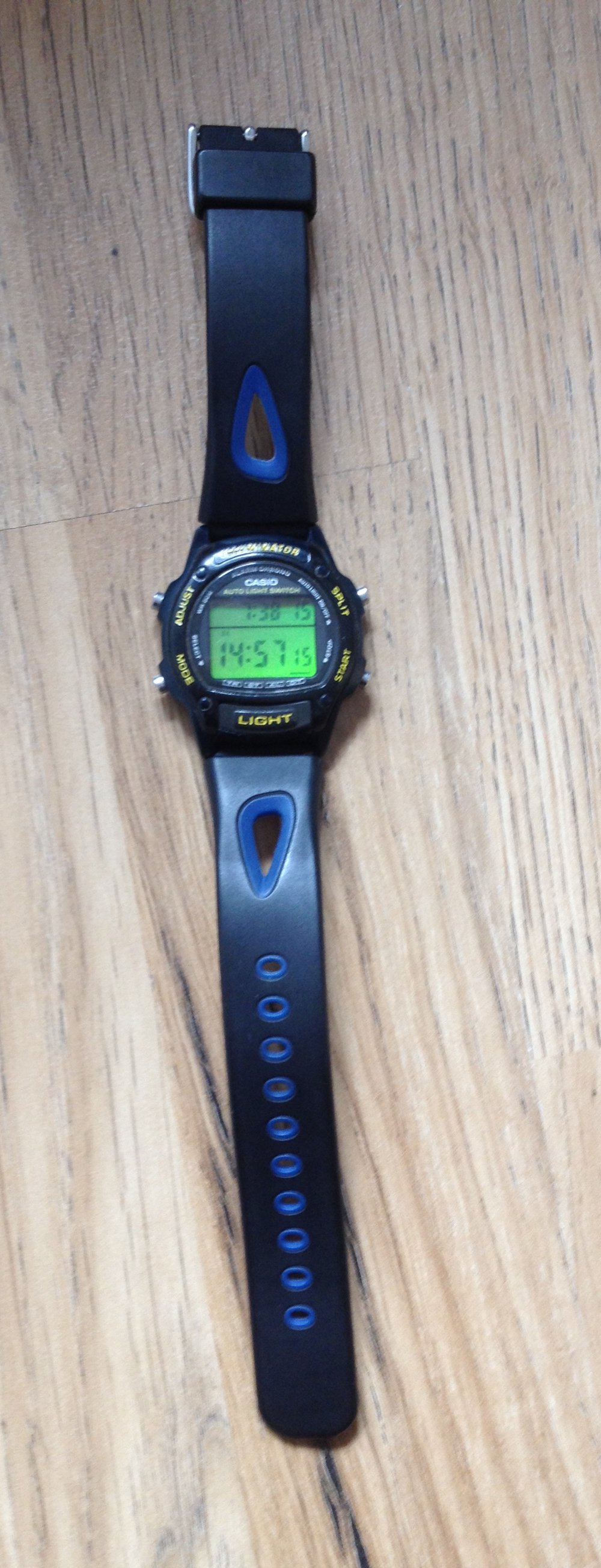 Blau- schwarze Casio- Uhr