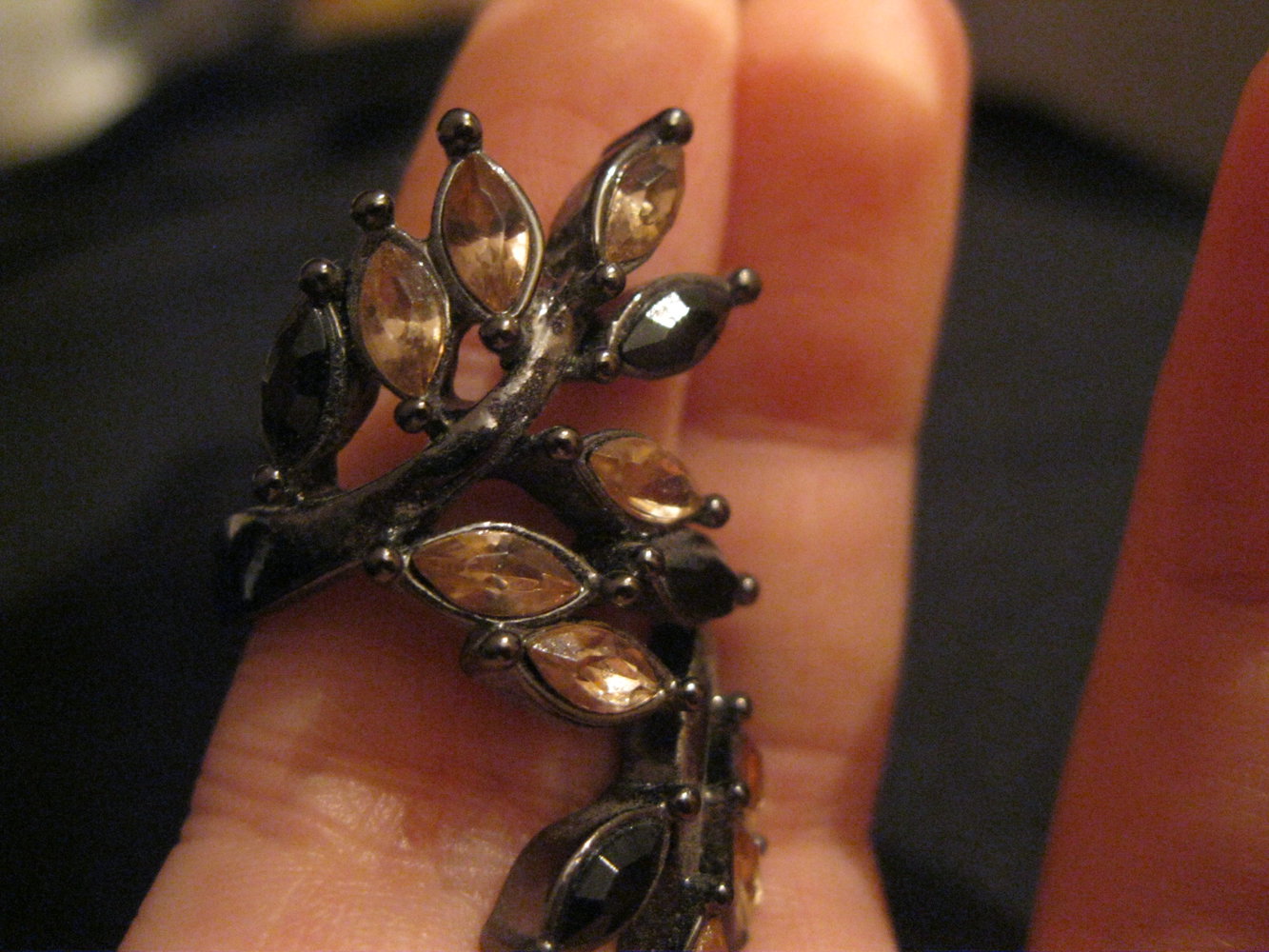 floraler Ring mit Ranken und Kristallen