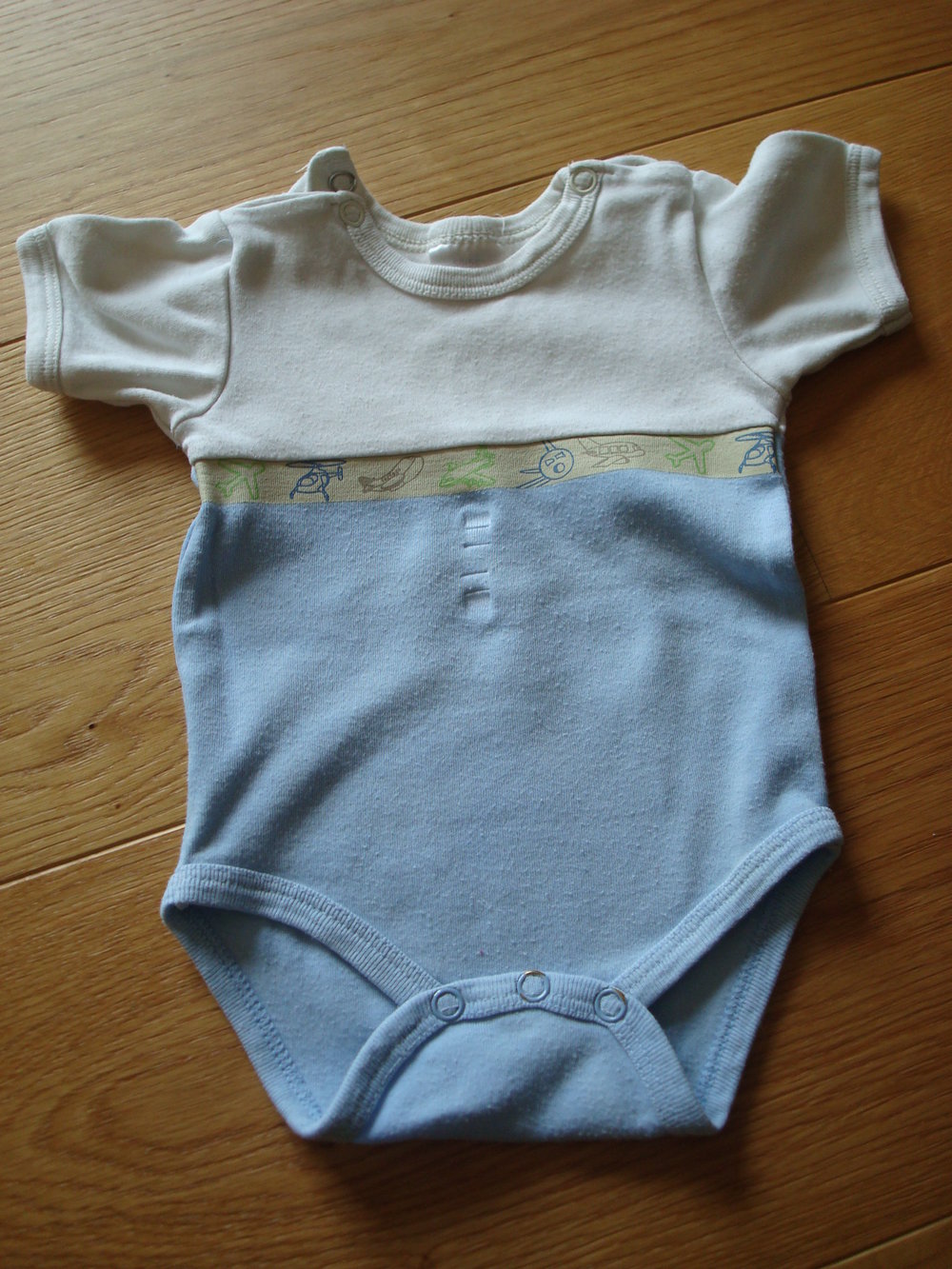 2 Kurzarmbodys für Babyjungen