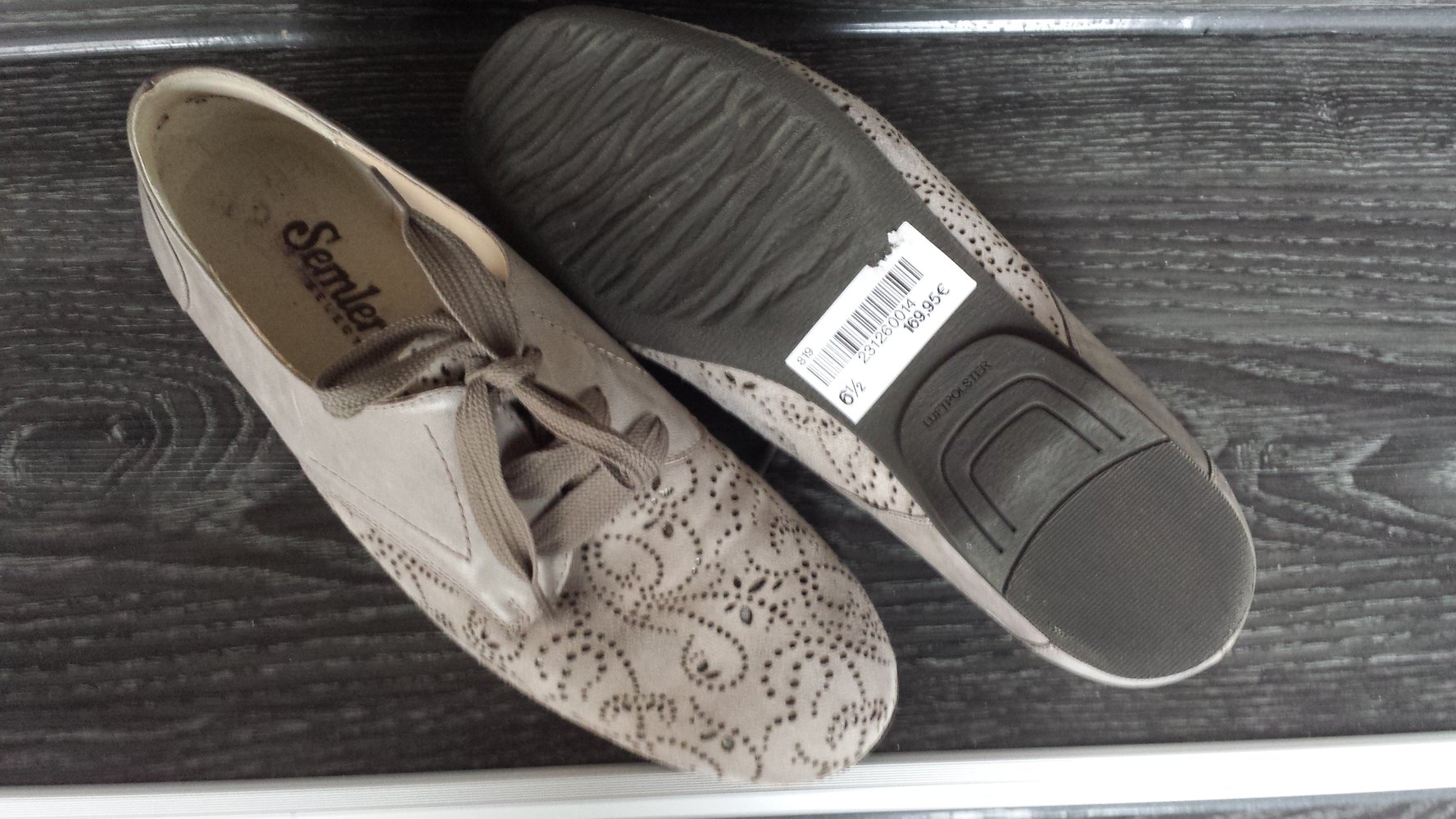 Beigefarbener Schnürer 