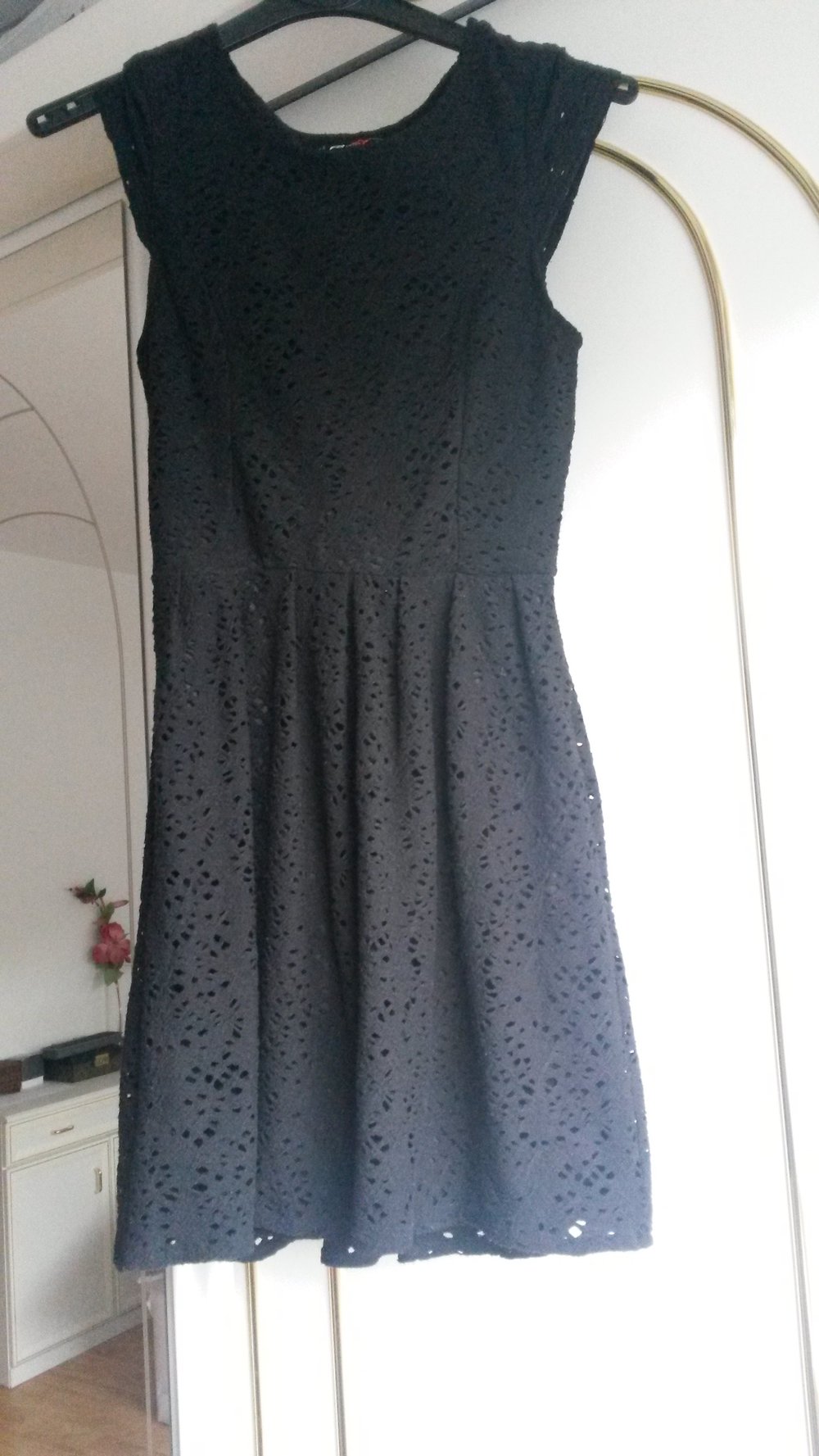 Schwarzes Kleid mit Lochmuster Gr. XS