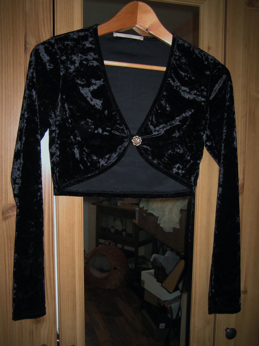 Bolero Jäckchen Pannesamt schwarz Schmuckknopf