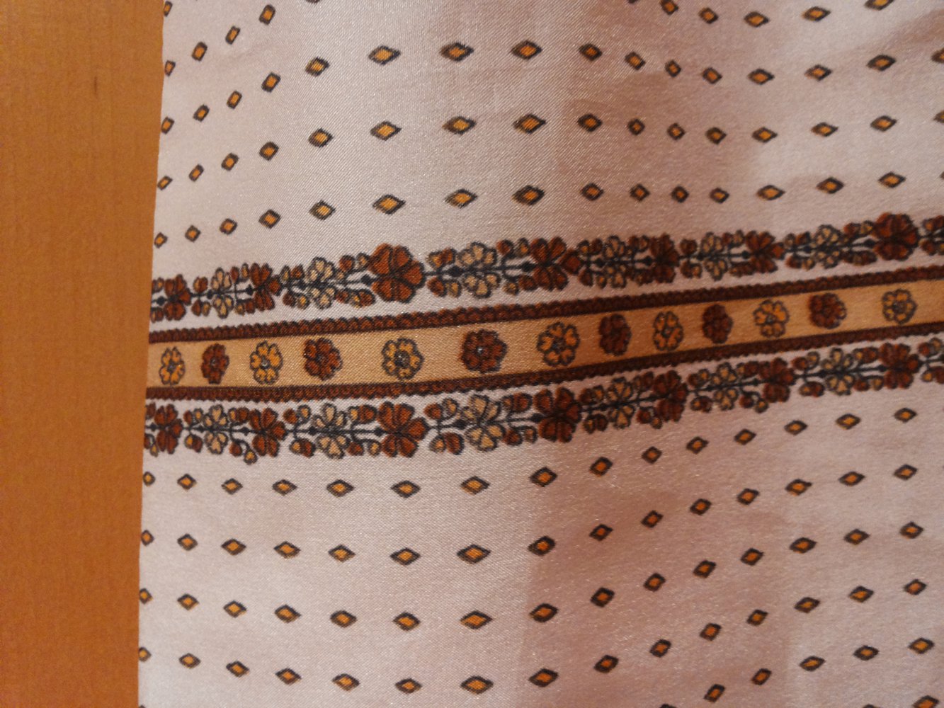 Cremeweißes gemustertes Tuch / Schal