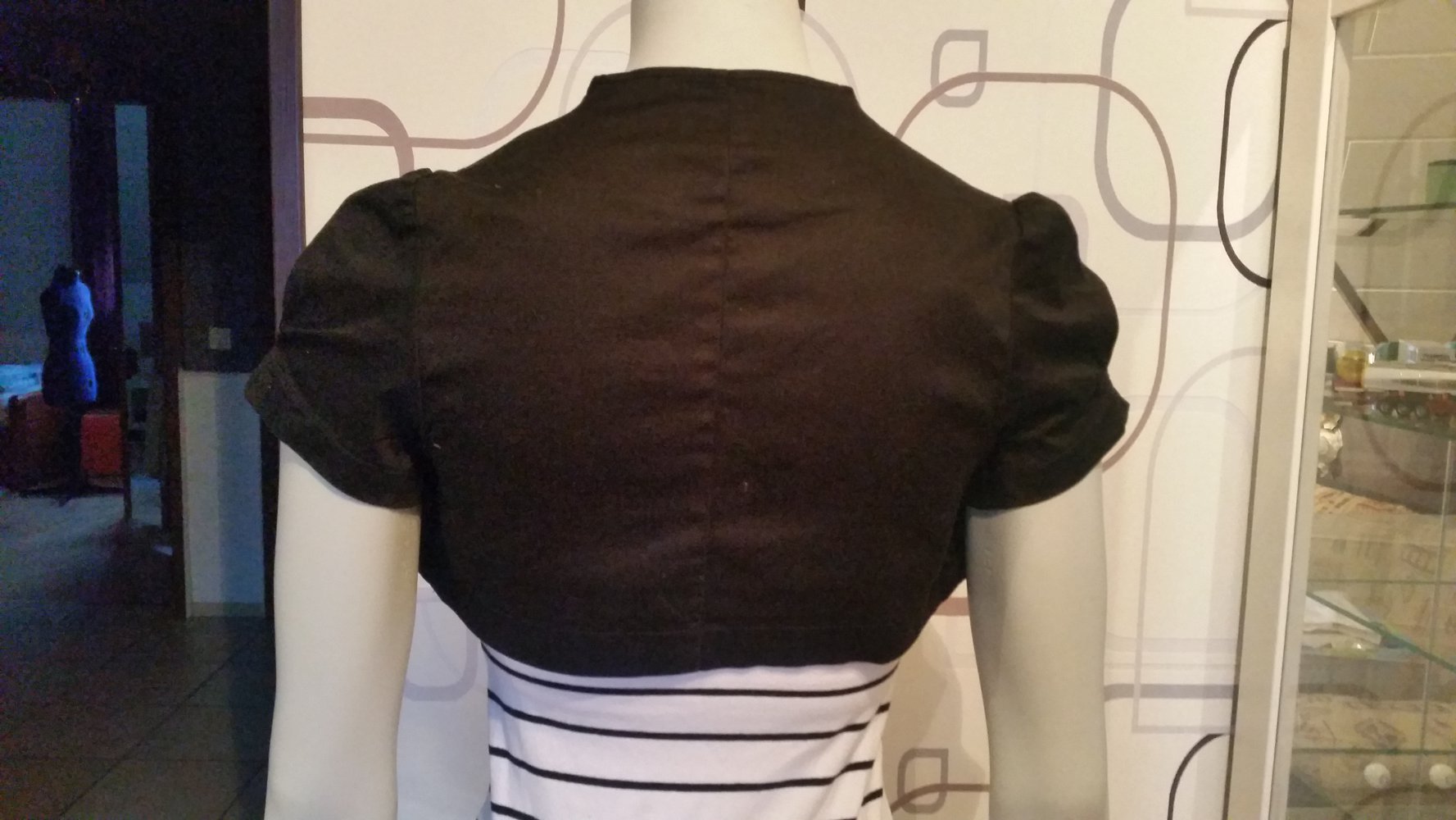 schöner schwarzer Bolero