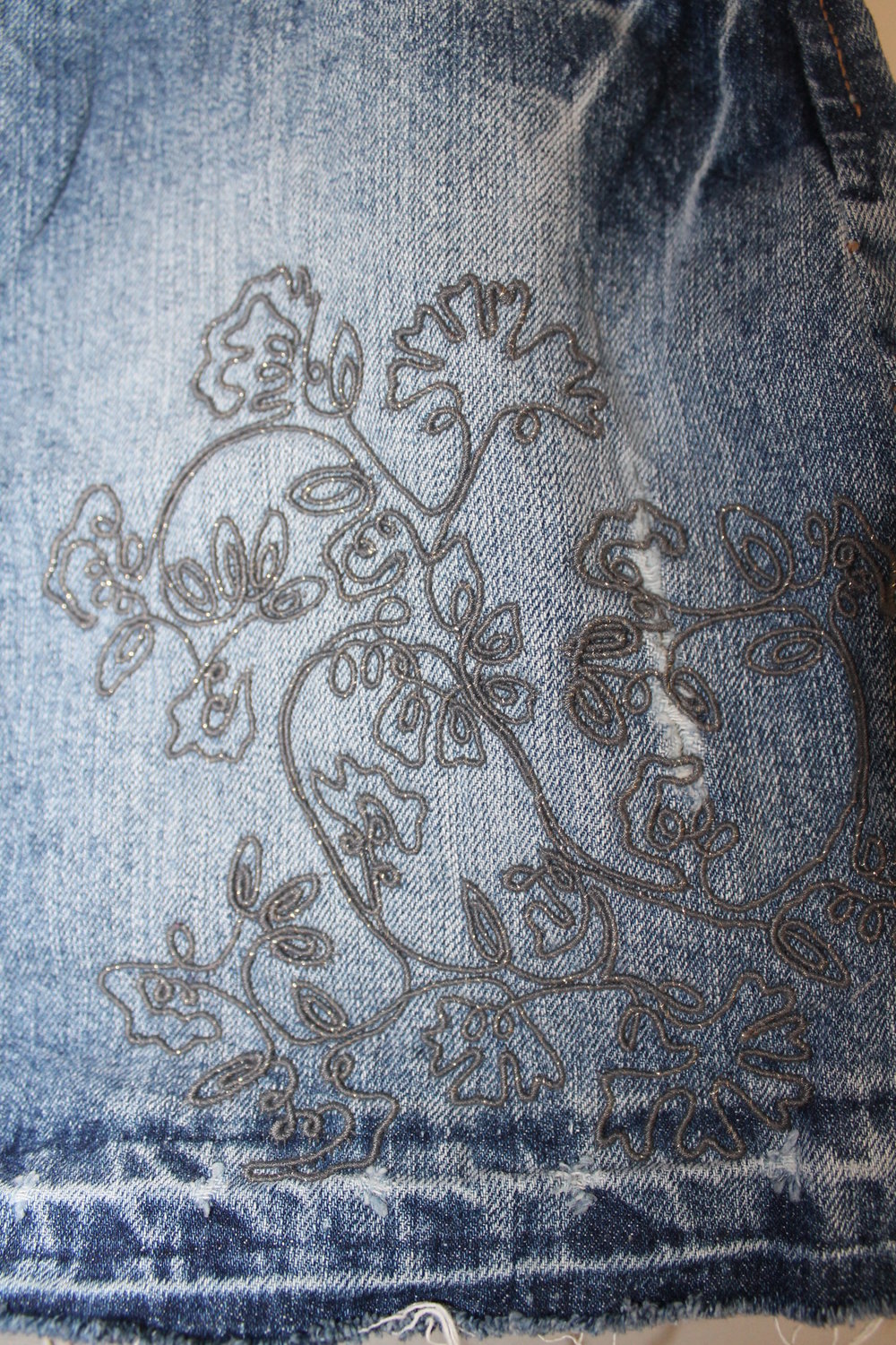 süßer Jeansrock mini mit Stickereien