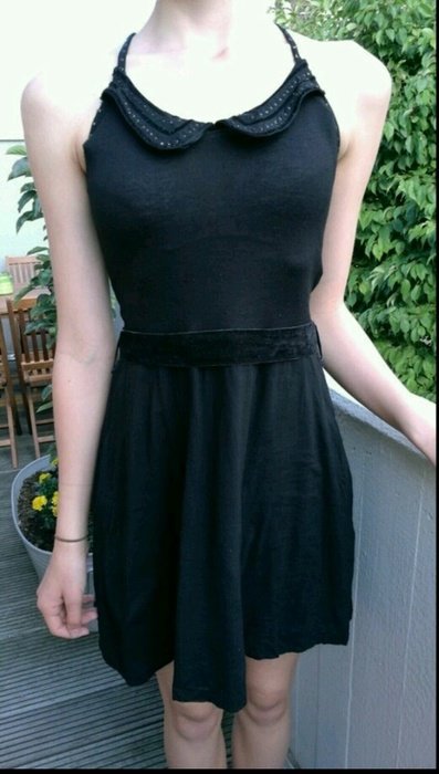 Schwarzes Sommerkleid mit Gürtel und Zierkragen