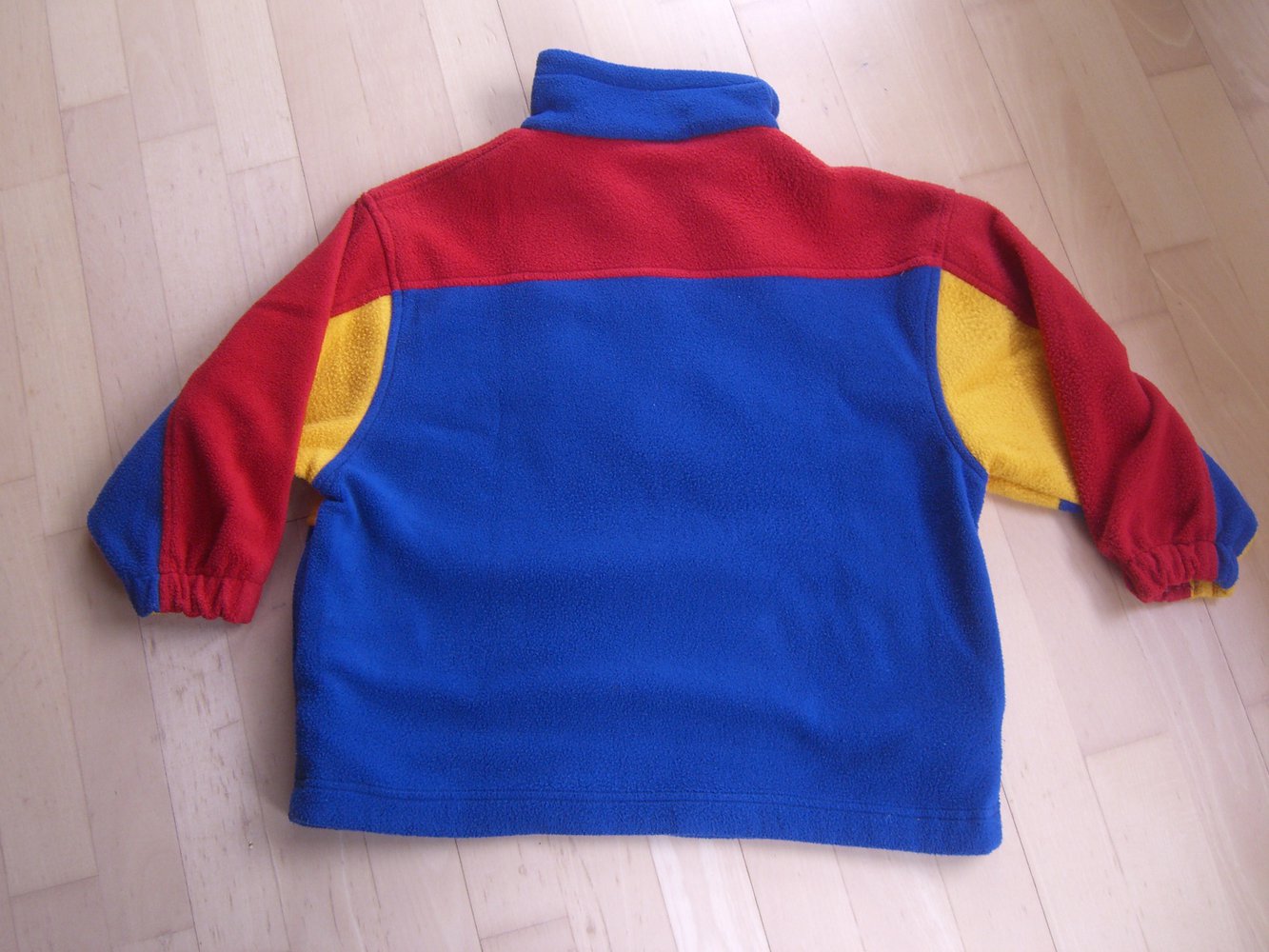 Farbenfroher Fleecepulli mit Reißverschlusskragen