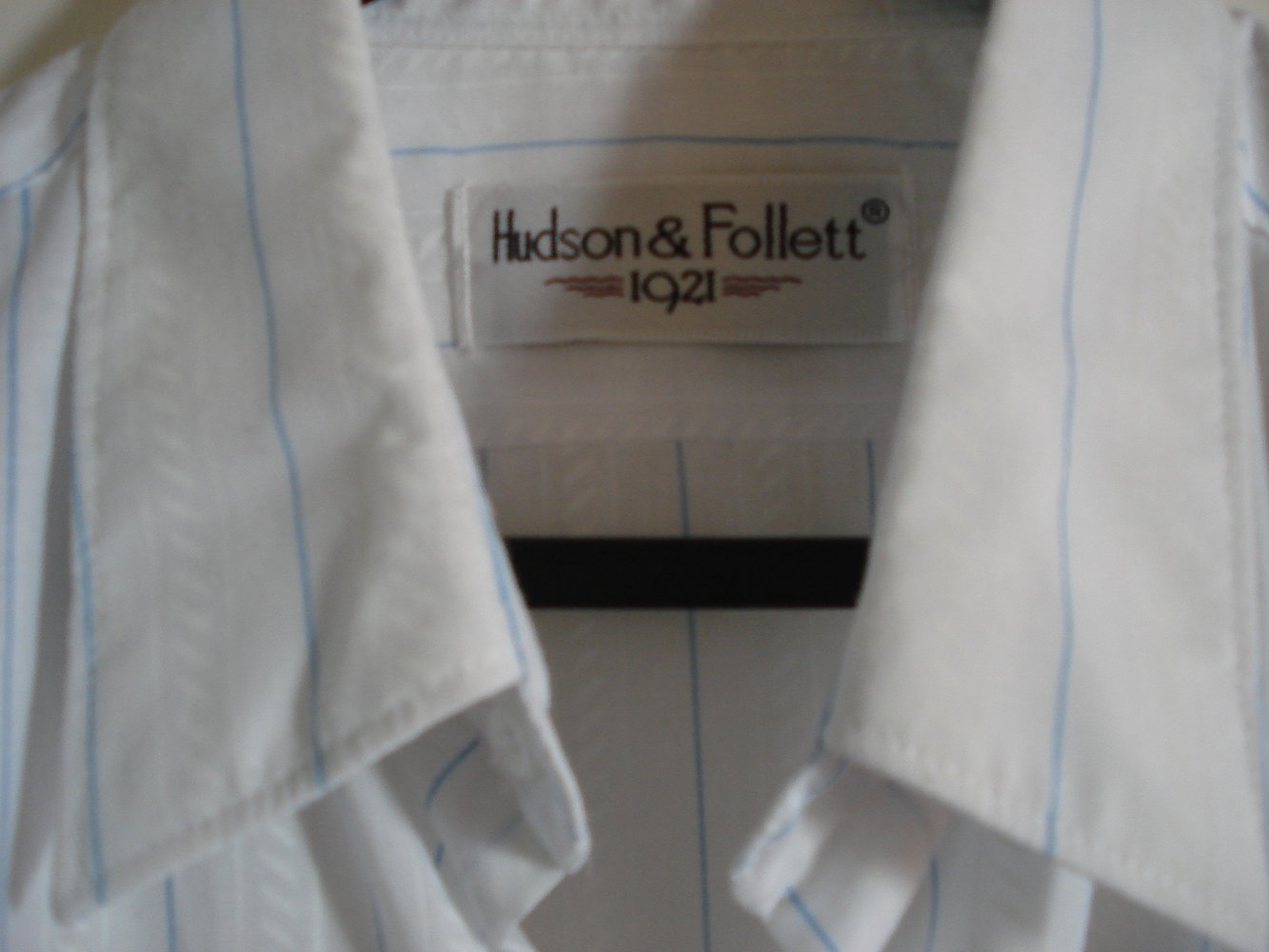 weiß-blau-gestreiftes Business-Hemd