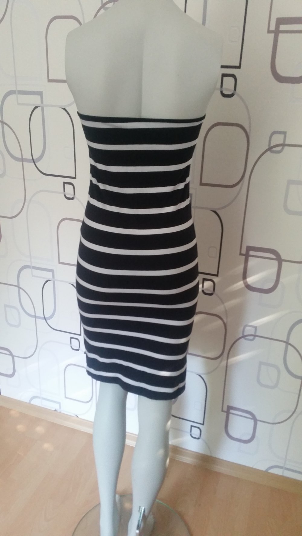 Schwarz-weißes kurzes Schlauch-kleid