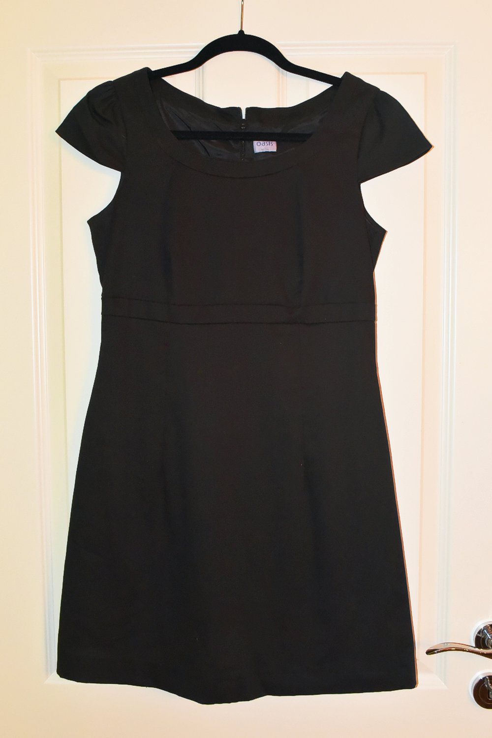 Schwarzes Kleid im klassischen Stil.