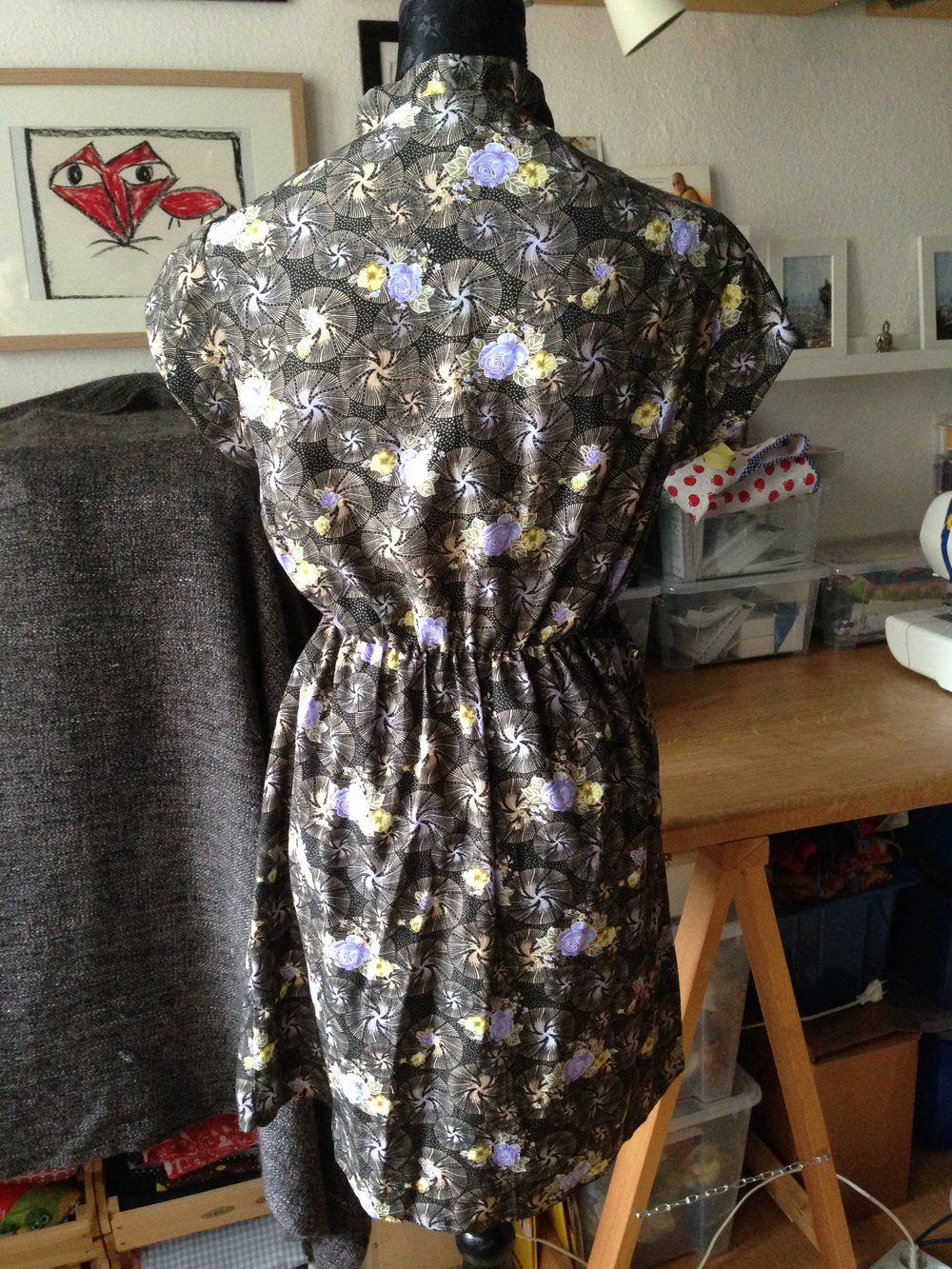 Blumen Kleid mit Stehkragen