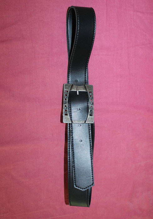 schwarzer Gürtel mit schöner Schnalle