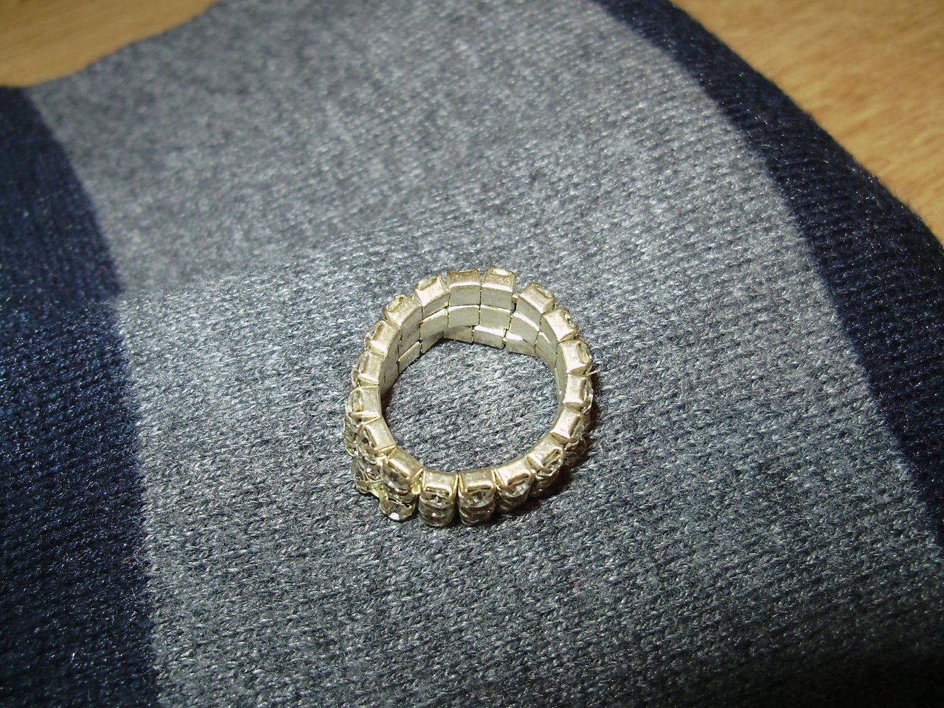 Ring silberfarben mit lauter kleinen Glitzersteinen dehnbar Einheitsgröße wie neu