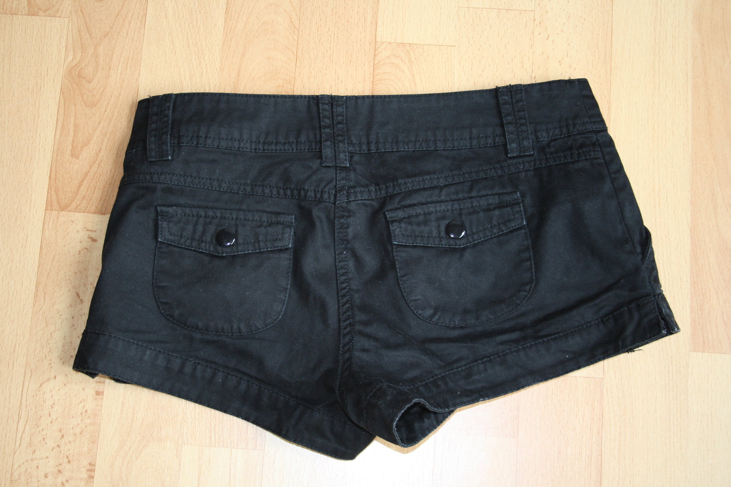 * schwarze Basic Shorts
