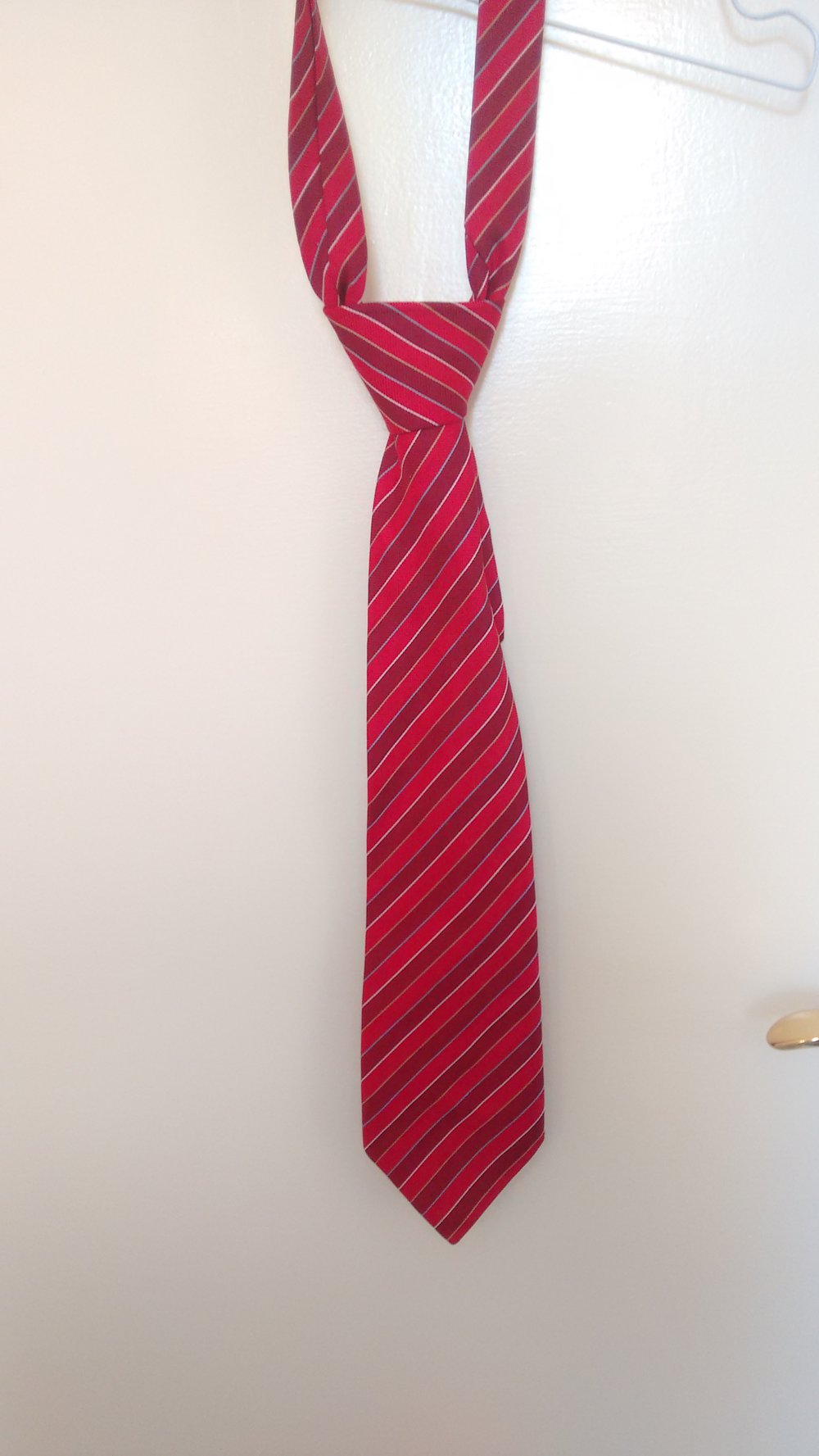 gestreifte rote Krawatte