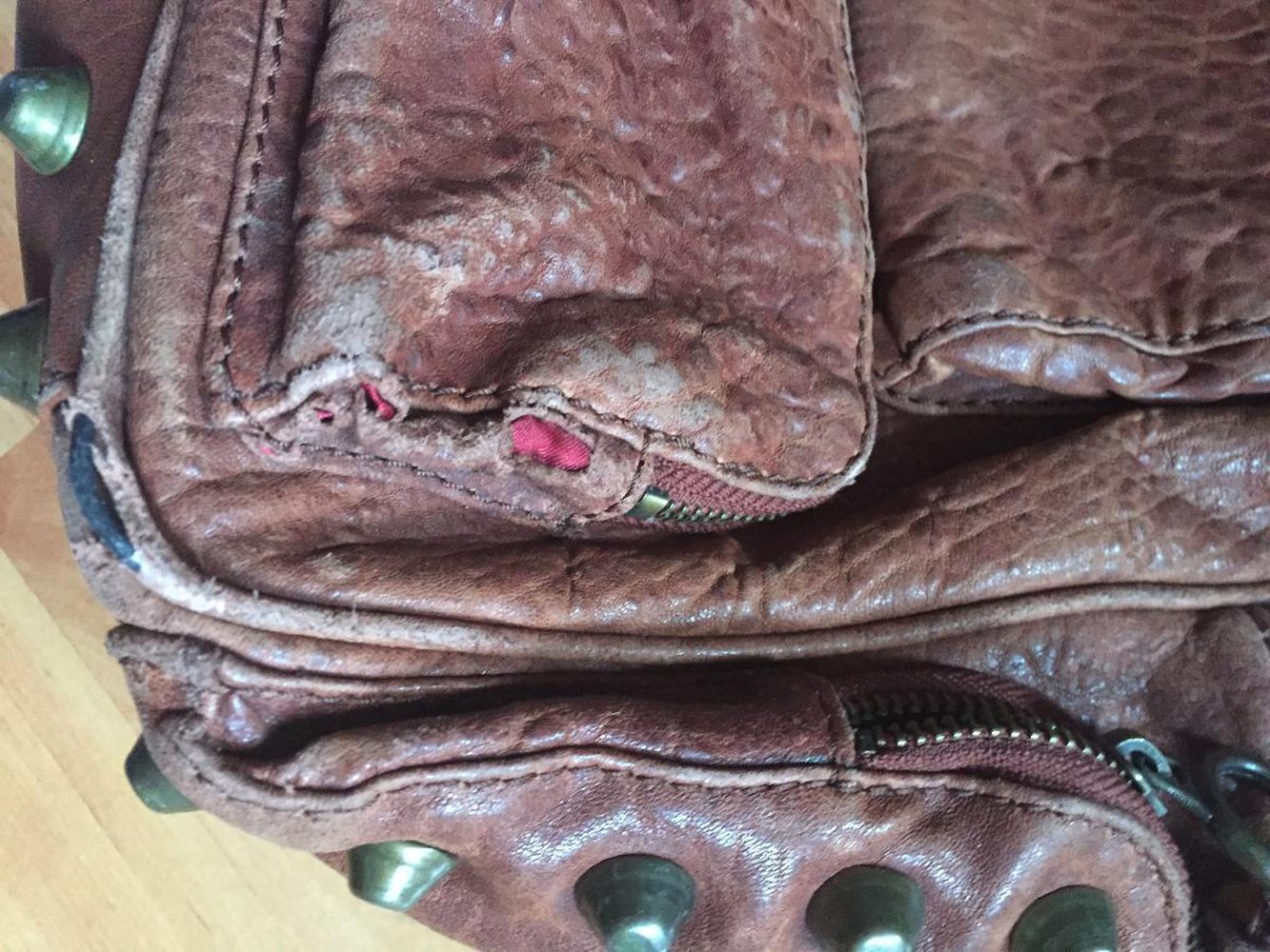 Ledertasche terracotta mit vielen Nieten