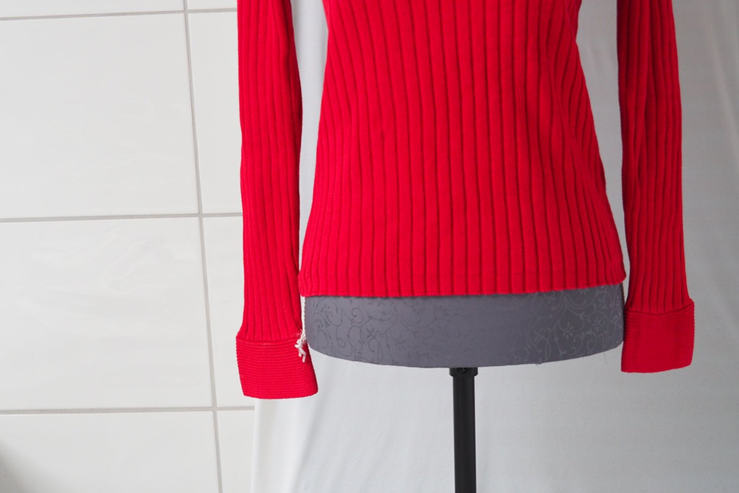Roter Pullover mit Strickmuster und Kragen Gr. 36/38