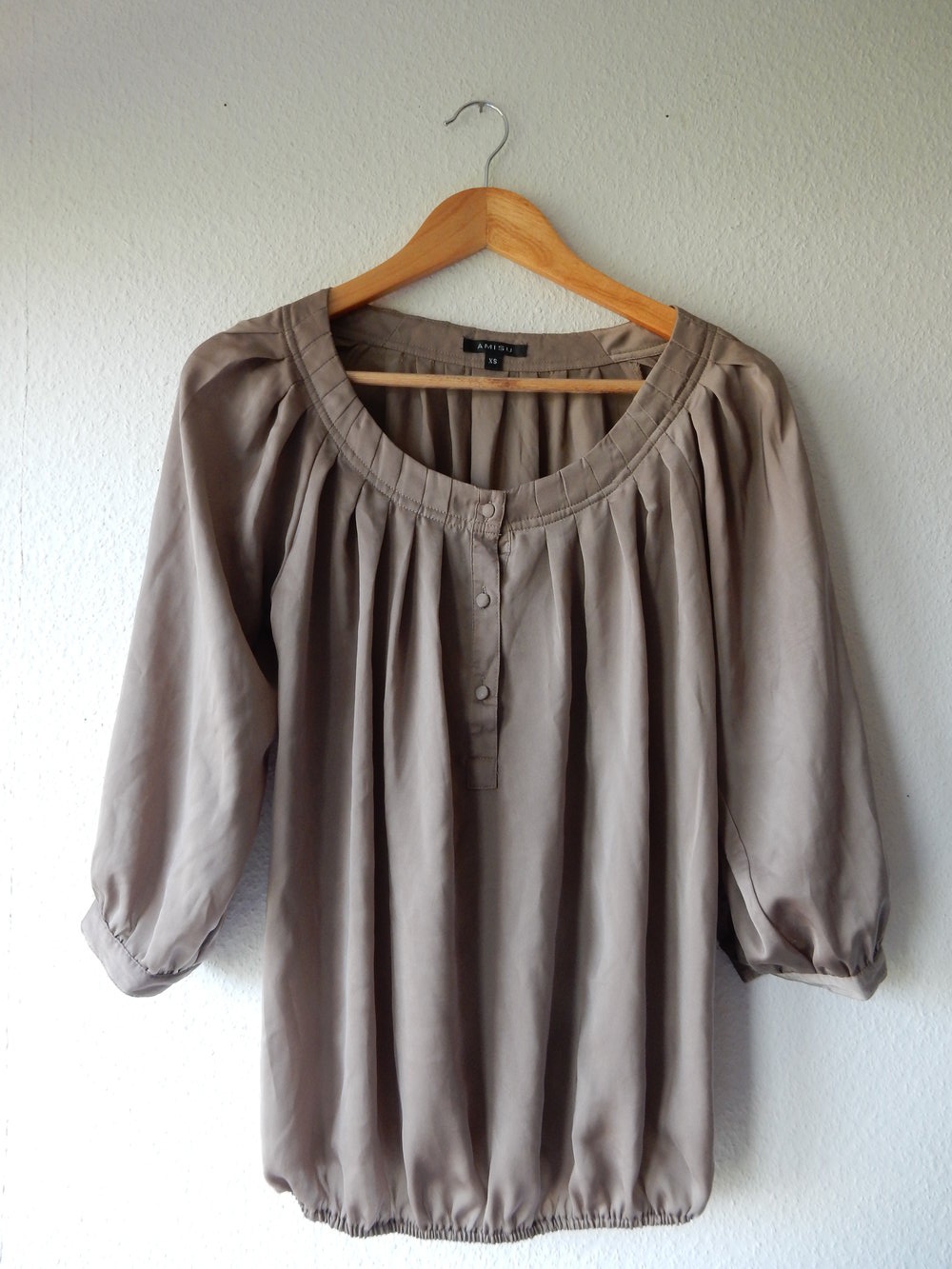 Süße khakifarbene Bluse in Chiffonoptik