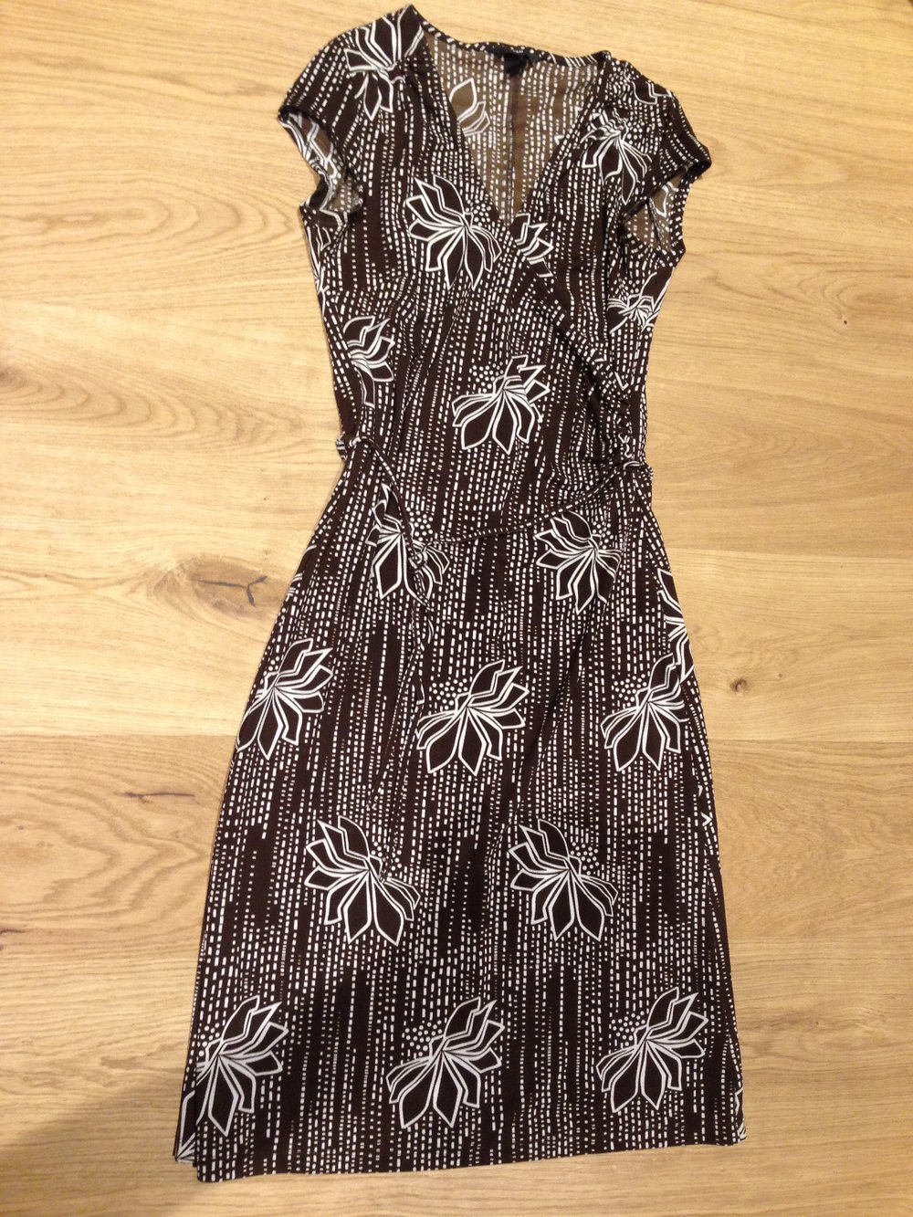 Knielanges, figurbetontes Kleid, Wickeloptik