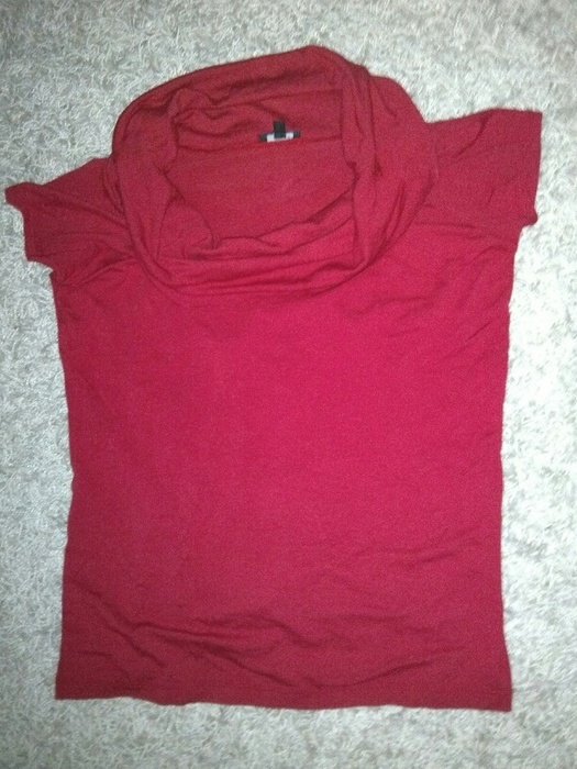 Rotes Wasserfallkragen-Shirt von Laura Lardini