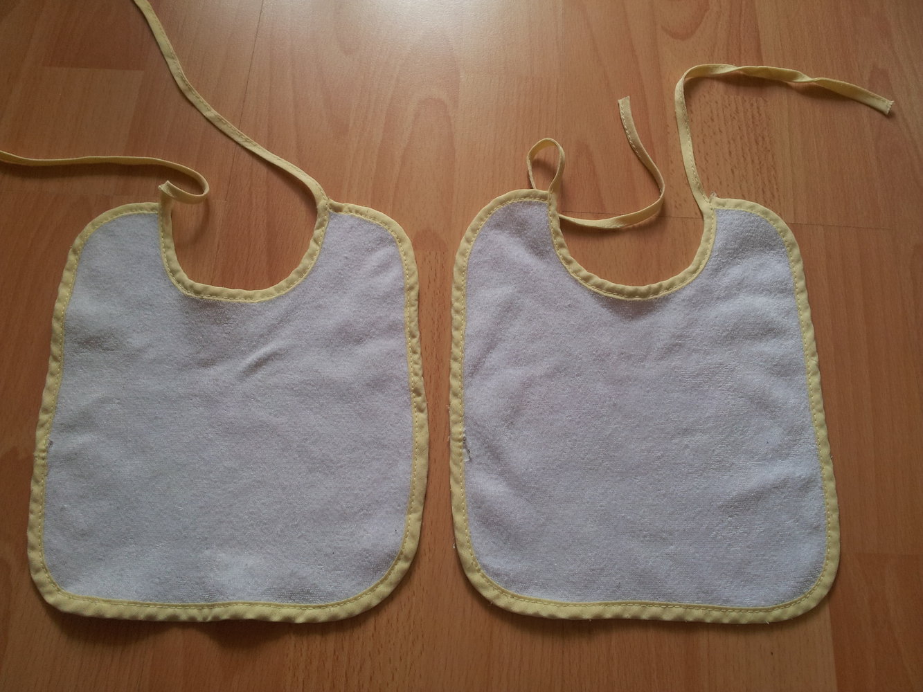  2x Lätzchen Giraffe weiß, gelb grün Zwillinge NEU