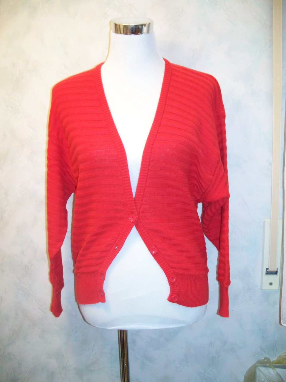 VINTAGE// 80er-Cardigan mit V-Ausschnitt in leuchtendem Rot (oversized)