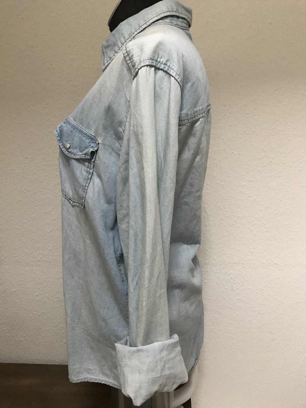 Helles Boyfriendjeanshemd (oversized)