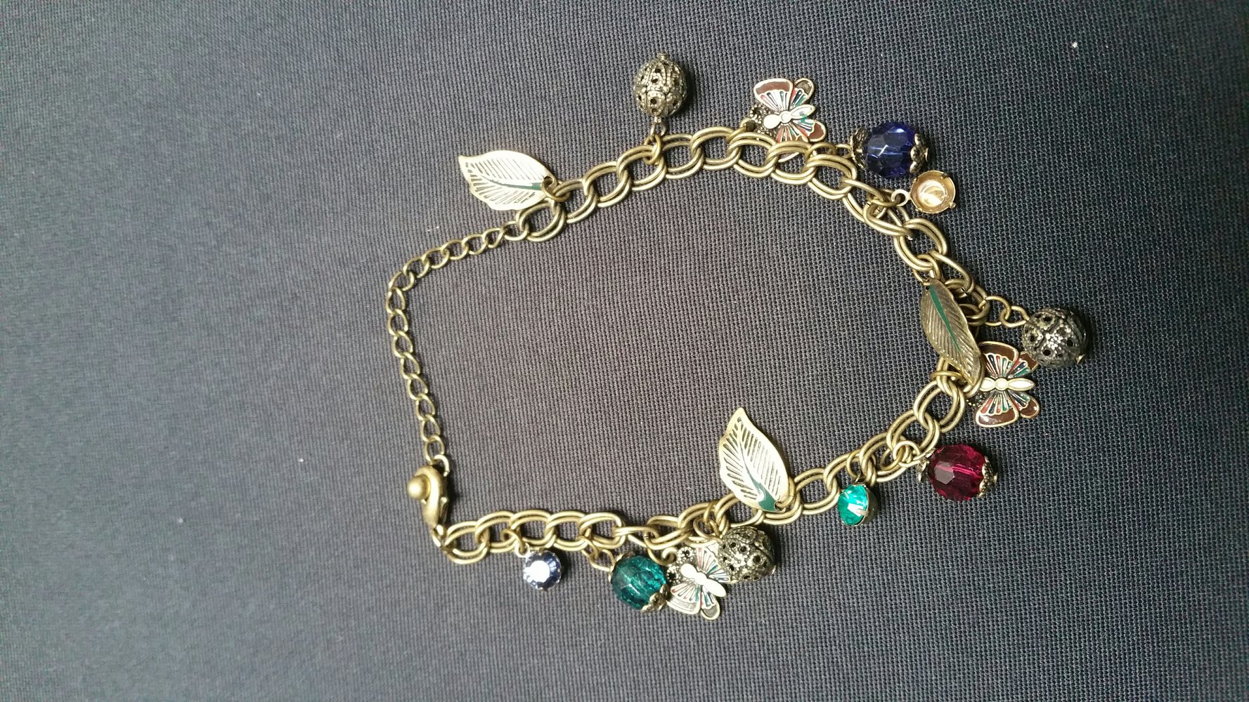Armband mit bunten Perlen 
