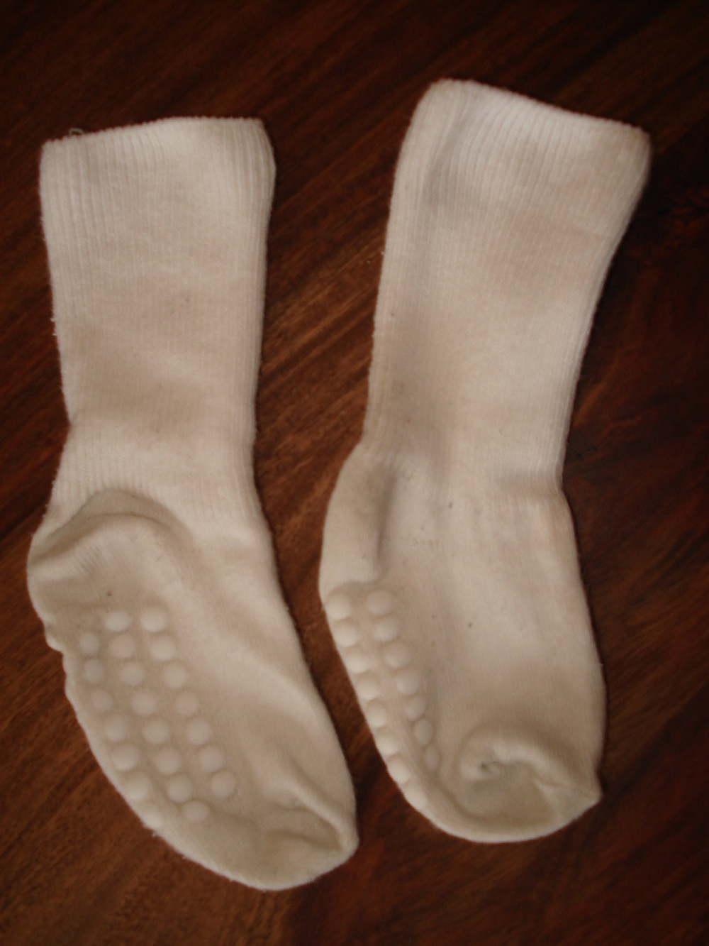 weiße Lauflernsocken mit Noppen