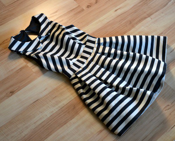 Beliebtes Asos Petit Ballon Kleid Streifen nude beige schwarz gestreift Cut Out Rücke 34 XS NEU