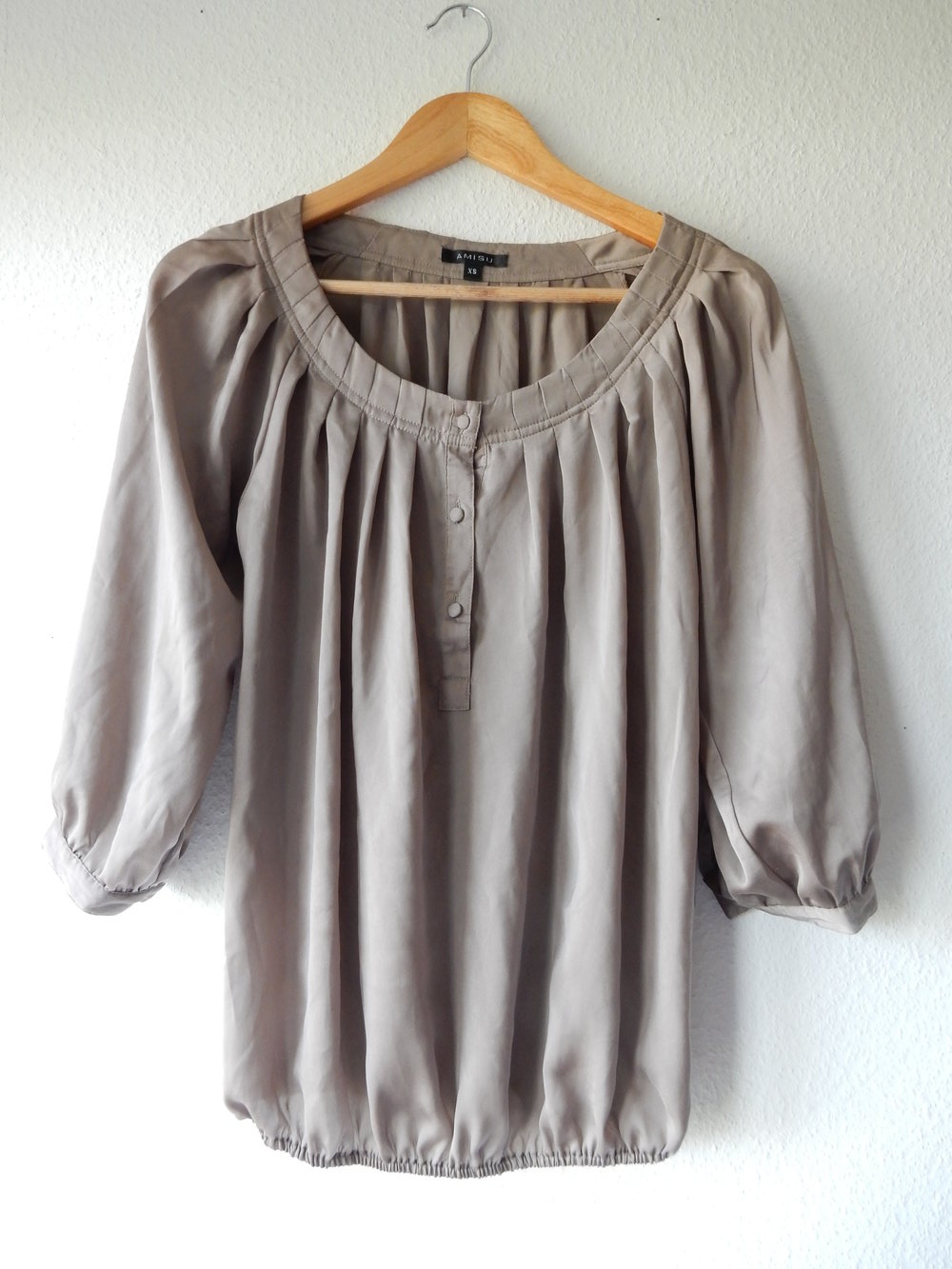 Süße khakifarbene Bluse in Chiffonoptik