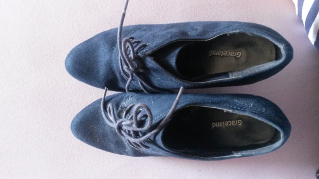 Steifeletten in Wildlederoptik mit Absatz