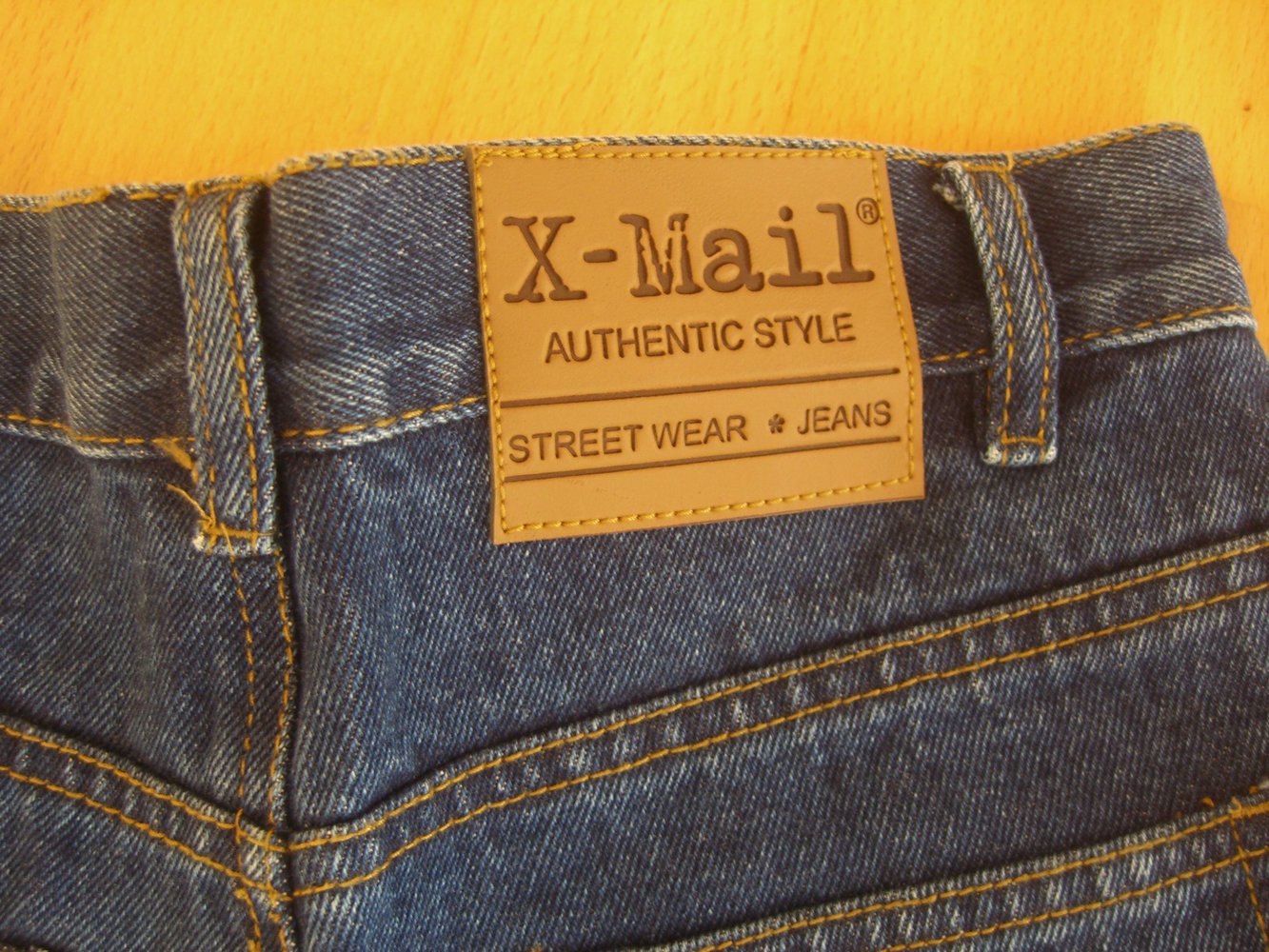 Dunkelblaue Jeans, neu