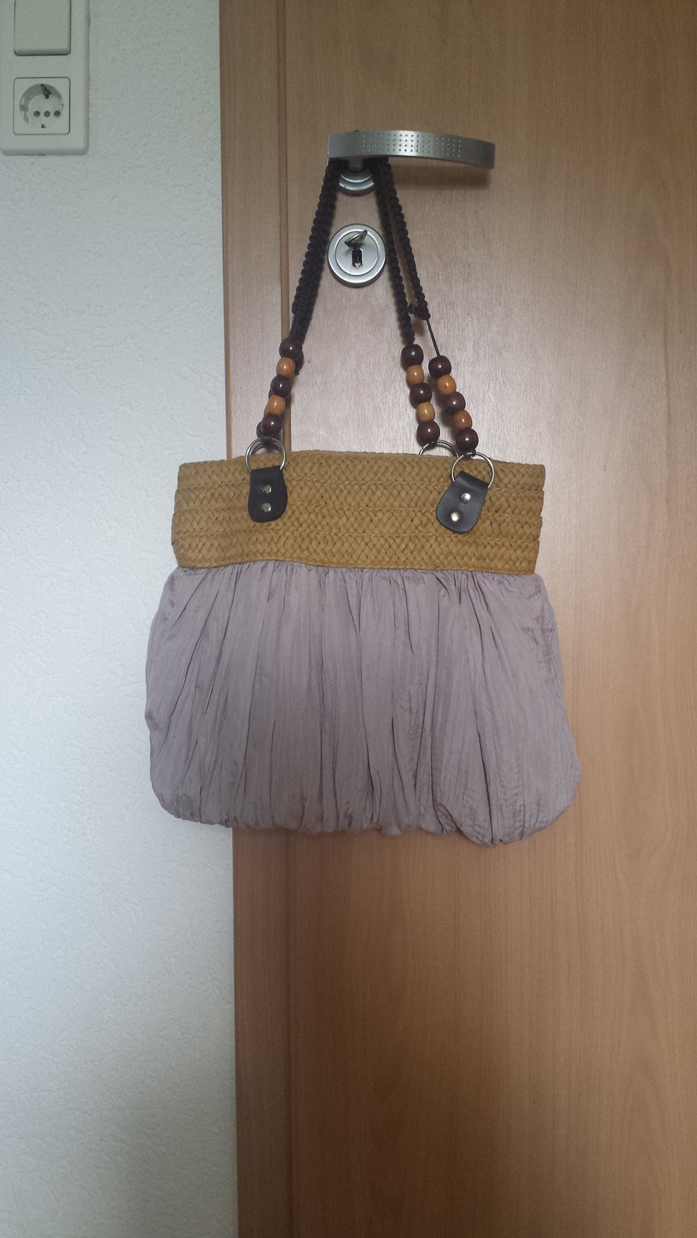 Schöne Tasche mit Perlen & Bast